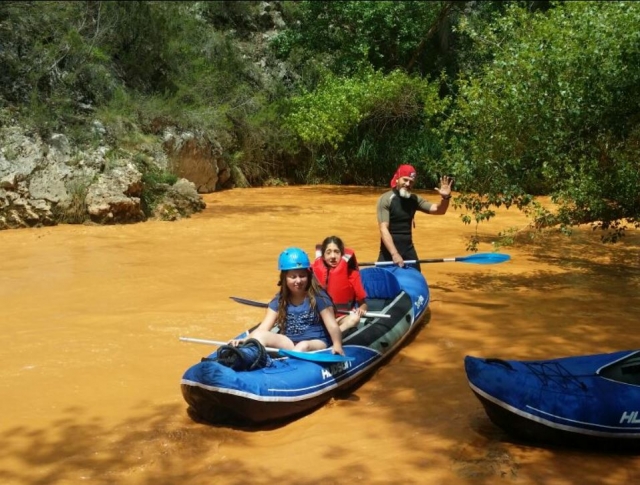 Chicas en la canoa en el rio.JPG